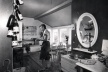 Jordi Tell Novellas en el interior de su cabaña. Hvaler (1953) [Archivo de Cristina y Martín Suevos Tell]
