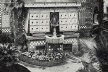 Fig. 3 - Fonte da Casa Vicens, com a tela metálica por onde baixava a água, produzindo-se cintilações no interior da casa [Cátedra Gaudí, Barcelona]