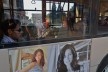 Contaminações, patrimônio visto através de janela de ônibus urbano, parte do Coliseu e publicidade<br />Foto Fabio José Martins de Lima 