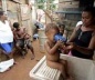 “Na Estrutural, Izailde Souza, de roupa branca, teme sair de casa, com medo de assaltantes. Miriam de Araújo dá a seu filho, Josias, um pouco de água de um tanque”. <br />Foto e texto New York Times 18/01/2004 