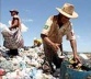 “Raimundo Mendes, de 75 anos, cata o lixo de um grande depósito próximo à Estrutural, buscando objetos para vender ou reciclar” <br />Foto e texto New York Times 18/01/2004 