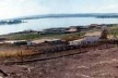 Imagem do Village Alvorada, em junho de 1995, às margens do Lago Paranoá, em posição diametralmente oposta ao Palácio da Alvorada, residência do Presidente da República. Já foi conhecido como o condomínio dos magistrados, embora os três poderes se combin [Acervo da urbanista Cecília Juno Malagutti]