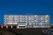 Alojamento Estudantil, grelha praticamente desaparece com a iluminação noturna, Josai International University, Togane, Japão, 2014-2016, Studio Sumo<br />Foto Kawasumi Kobayashi  [Studio Sumo]