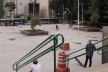 Praça Roosvelt, jovens sentados na escada observando skatistas<br />Foto Maria Cláudia Levy 