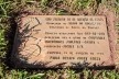 Placa da inauguração de <i>Eixo Paralelo ao da Rotação da Terra</i>, escultura pública de Marco do Valle na Unicamp, novembro de 1987<br />Foto Melissa Vendite 