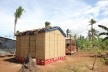 Paper Log House, Filipinas. Arquiteto Shigeru Ban<br />Foto Lois Ascher  [Wikimedia Commons]