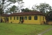 Bertioga, residências da Vila de Itatinga<br />Foto Denise Fernandes Geribello, mar. 2003 