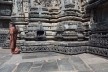 Um devoto caminha na plataforma realizando a pradakshina<br />Foto Tom Boechat 