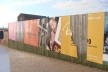 Real shopping. Perto da ponte de pedestres que liga a área central a The Deep, a promoção oficial deteriorada (depredada?) realça o contraste entre a Hull projetada aos turistas e a realidade da cidade<br />foto André Fontan Köhler 