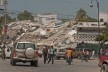 Porto Príncipe, Haiti, 2010. A população tenta retomar a vida com os escombros compondo a paisagem da cidade<br />Foto Alyson Montrezol 