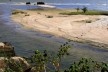Ampliação da praia com sedimentos argilosos trazidos pelo riacho<br />Foto José Tabacow 