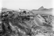 Demolição do Morro do Castelo; tomada da atual avenida Almirante Barroso, Rio de Janeiro RJ<br />Acervo Instituto Moreira Salles  [Wikimedia Commons]