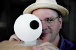 Guto Lacaz e objeto cinético<br />Foto Foca Lisboa 