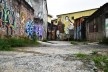 Córrego oculto, na irregularidade do piso cimentado, poças trazem à superfície as águas paradas da área brejosa<br />Foto Arthur Cabral 
