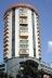 Edifício Boulevard da Praia. Praia do Canto, Vitória. Projeto de 1982. Edifício Misto. Torre residencial com unidades compactas tipo quarto/sala. Exemplo de incorporação da varanda para ampliar o espaço interno. Reflexos evidentes de variadas soluções de  [Liziane Jorge, 2004]
