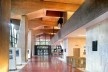 02. Edifício da Municipalidad de Córdoba, hall edifício administrativo, núcleo de circulações e serviços em mármore branco e mezanino suspenso, arquitetos Santiago Sánchez Elía, Federico Peralta Ramos y Alfredo Agostini / Escritório Sepra
<br />Foto Roberto Ghione 
