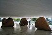 Área externa do Museu Oscar Niemeyer, próxima das lojas<br />foto Lygia Nery 