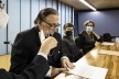 Carlos Lemos se preparando para ler seu texto de agradecimento pelo título de Professor Emérito<br />Foto Hugo Segawa 
