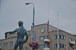 Arte urbana, escultura na Ponte Hämeensilta sobre o rio Tammerkoski no centro urbano com edificação preservada ao fundo<br />Foto Fabio Lima 