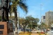 Oficina de desenho urbano MCB, estátua do Prefeito Faria Lima, perdida na ilha central da avenida, São Paulo, 2011<br />Foto Lucas Lavecchia e Paulo Scheuer 