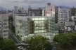 Estação de Corpo de Bombeiros Hiroshima Nishi, Hiroshima, Japão, 2000. Arquiteto Riken Yamamoto<br />Foto cortesia Tomio Ohashi  [Pritzker Prize]
