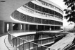 Figura 04 – Affonso Eduardo Reidy, Conjunto Residencial do Pedregulho, 1952. Caráter monumental do Bloco A. Acervo Carmem Portinho [Affonso Eduardo Reidy. São Paulo, Instituto Bardi / Blau, 2000, p. 91]