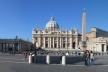 A igreja de Bramante e Michelângelo, a nave e nova fachada de Della Porta e Raynaldi e as colunatas de Bernini, resultam na mais complexa obra de arte do barroco. A panorâmica é uma tentativa de mostrar as três obras que se sucederam e a requalificaram