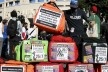 Cartazes escondem publicidade das empresas em manifestação dos entregadores de aplicativo na praça Charles Miller, Pacaembu, São Paulo, 25 jul. 2020<br />Foto Rovena Rosa 