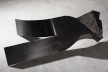 Neguinha, escultura em aço inox, 153X50cm. José Resende [Paulo Darzé Galeria de Arte]