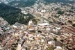 Ao fundo, bosque Pastoril, Vila Aurora e Núcleo Colonial. Em primeiro plano, Centro, Centro Novo e Páteo Ferroviário, vôo 2000 [Acervo do Museu de Ribeirão Pires]