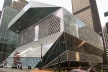 Imagem 1 – Biblioteca Pública – aclamado projeto de R. Koolhaas que trouxe novas perspectivas econômicas para a área central da cidade. Algumas estimativas sugerem que um terço das entradas é constituído por turistas. Por outro lado, furiosas críticas se  [o autor]