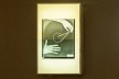 Negatoscópio com lâmina de raio X com mãos e compasso, peça da exposição “Melancolia 3”, de Marco do Valle<br />Foto divulgação 