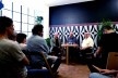 Cenário de Claudia Levy, com painel de Gabriela Forjaz, sendo finalizado para receber o Café com Guerra<br />Foto divulgação 