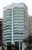 Edifício Meridien, localizado na Praia do Canto, Vitória. Projeto de 1995. Solução conveniente para vedações através de elementos considerados neutros e harmônicos. [Liziane Jorge, 2004]