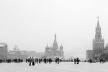 Praça Vermelha. Ao fundo, a Catedral de São Basílio; à direita, o muro do Kremlin.  [Foto Tuca Vieira/Folha Imagem]