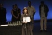 Daniela Thomas agradece o Grande Prêmio da Crítica, pelo conjunto da obra nas áreas de direção de arte, cenografia e figurino na modalidade Teatro <br />Foto divulgação  [Acervo APCA]
