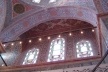 A luz entra através de uma das abóbodas e de vitrais da Mesquita Azul. rebate nos azulejos e cria uma iluminação azulada no interior do templo<br />Foto Lu Cury 