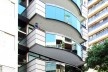 Varandas balanceadas sobre o afastamento mínimo frontal: guarda-corpo com panos cegos e vidros, Rio de Janeiro, década de 1990<br />Foto Andréa Redondo 