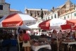 Por dentro da Cidade Antiga. Feira de produtos locais, na praça<br />foto Aline Martins da Silva 
