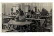 Alunas do curso de Arquitetura desenhando sobre pranchetas [Acervo Fotográfico EBA/Memorial Denis Bernardes]