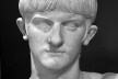 Nero Germanicus. Dizem alguns maluco, outros reformador. Seu urbanismo recebia rústico pré-tratamento, aplainando-se a área da obra com terrível incêndio. Verdade ou não, o incêndio ocorreu, as cinzas e os ferros torcidos são encontrados até hoje<br />Foto Thomas Bussius 