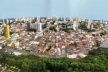Fig. 3 – Vista tradicional de Cuiabá a partir da torre da Embratel, junho de 2002. Observa-se o Parque do Morro da Luz e seu potencial paisagístico em contraste com a cidade e seus edifícios. A Avenida paralela ao Parque é a Tenente Coronel Duarte, popula [SIQUEIRA, 2006: 109. /Org.: SILVA, Geovany J. A., 2007]