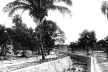 Fig. 4 – Na década de 1970 também ocorrem ocupações e intervenções mais agressivas sobre o Córrego. A exemplo da canalização da cabeceira e da urbanização da Praça Ernete Ricci junto à Prainha, no Bairro Araés [Acervo Fotográfico da Prefeitura Municipal de Cuiabá, 2007. /Org.: SILVA, Geovany J. A., 2]