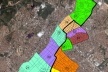 Fig. 7 – Inserção de imagem na área de intervenção e abairramento do Parque Linear da Prainha em Cuiabá; a Linha Vermelha Clara delimita o Córrego canalizado, porém descoberto, a Linha Vermelha Escura corresponde à porção canalizada e coberta pela Avenida [Montagem do Autor, 2007/Mapa do IPDU, 2003/Imagem de Satélite -Google Earth, 2007. /Org.: ]