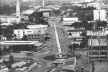 Fig. 18 – À esquerda, vista da Prainha ainda aberta na década de 1970, rotatória do cruzamento com a Avenida Isaac Povoas; na porção superior esquerda da mesma imagem está a Igreja Nossa Senhora Auxiliadora e ao fundo a torre da Igreja de São Gonçalo