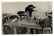 Alunas do curso de Arquitetura desenhando sobre pranchetas [Acervo Fotográfico EBA/Memorial Denis Bernardes]