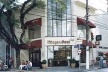 Rua Oscar Freire, São Paulo, 2000 – Fachada de estabelecimento comercial em local da cidade onde há a preocupação com o tratamento das fachadas, colocação dos anúncios, cores e dimensões