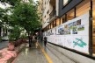 Linha do tempo da exposição “Lelé: um Projeto de Brasil”, curadoria de Anália Amorim e Valdemir Rosa, fachada da Escola da Cidade, São Paulo<br />Foto Abilio Guerra 