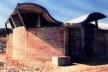 Cubierta de doble curvatura a base de dovelas de ladrillo armado. Investigación y diseño Arq. Carlos González Lobo<br />Foto archivo personal de Carlos González Lobo, México 1996 