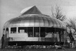 Fig. 1: Casa Dymaxion Wichita, Buckminster Fuller, 1946<br />Foto Wendell Burnett  [http://tsl8.blogspot.com/2007/12/buckminster-fullers-round-dymaxion.html]